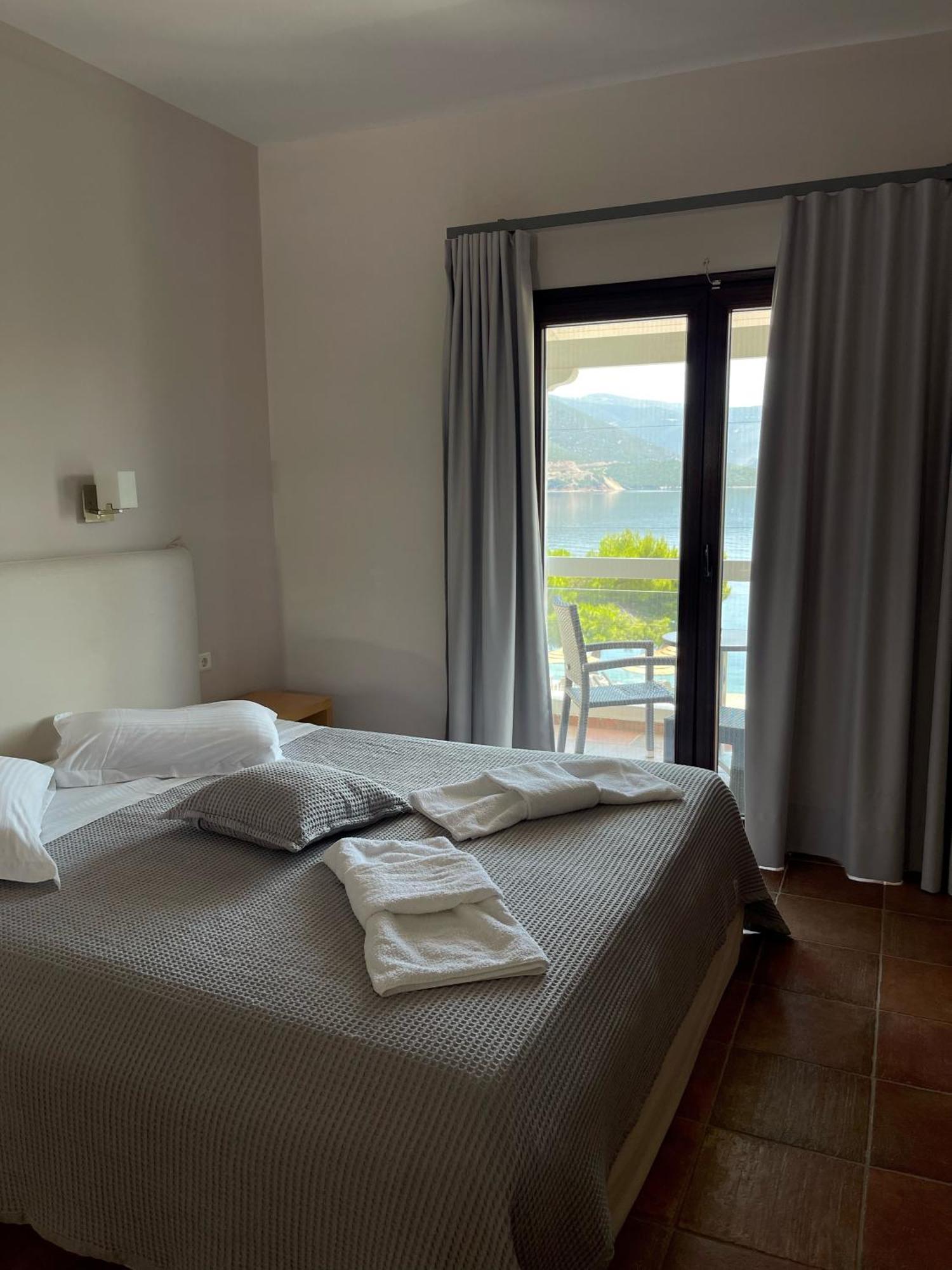 Trizonia Bay Hotel Exterior photo